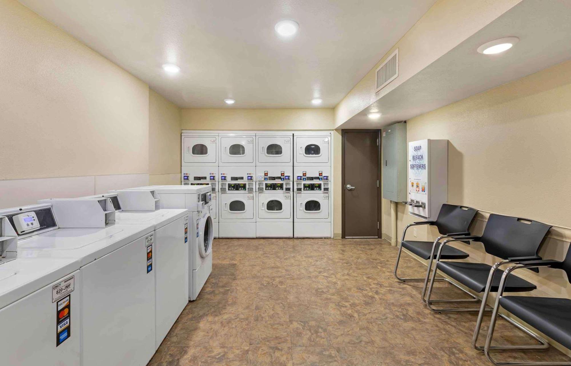 Extended Stay America Select Suites - Cleveland - Airport Exteriör bild